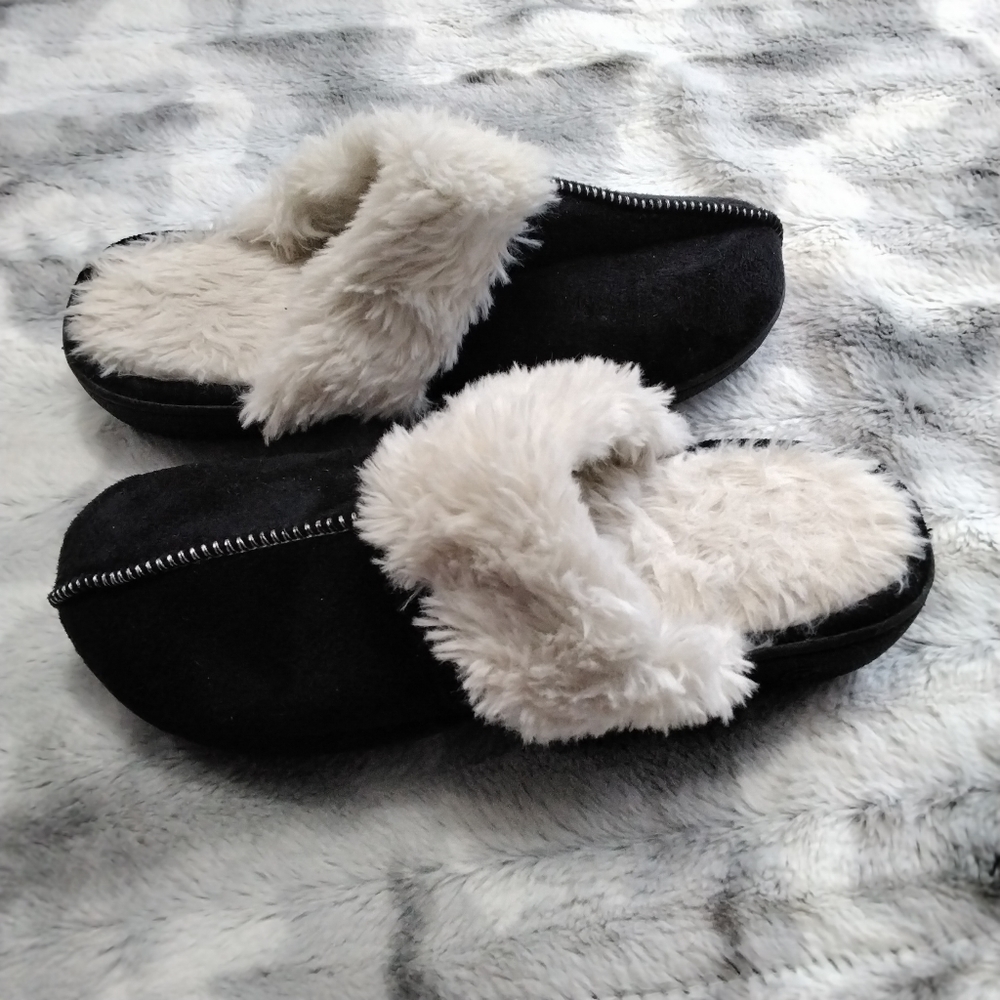 Isotoner Women's Slip On Slippers Size 7-8